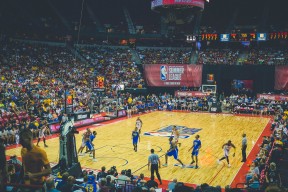 开云体育全站-库里拍摄家庭短片展示生活一面，库里在家视频